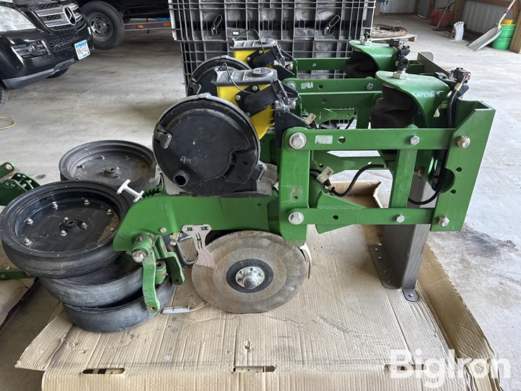 john-deere-planter-row-unit-image-4