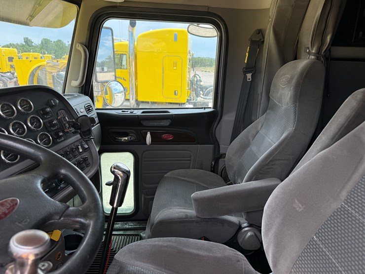 2014-peterbilt-389-image-13