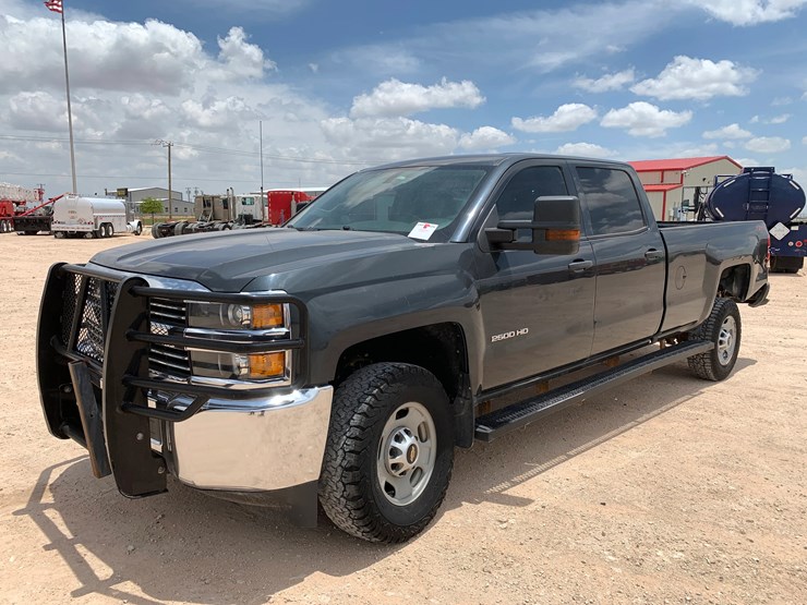 2018-chevrolet-silverado-2500hd-image-2