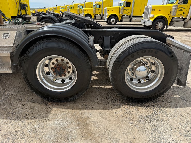 2014-peterbilt-389-image-16