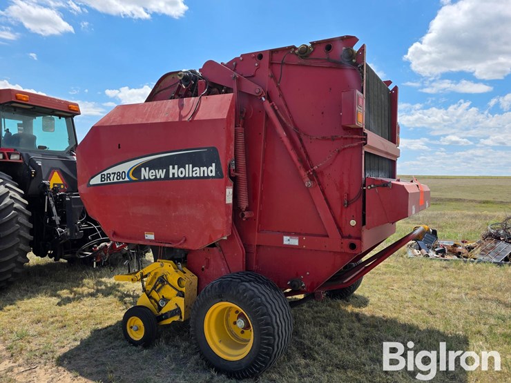 new-holland-br780-image-7