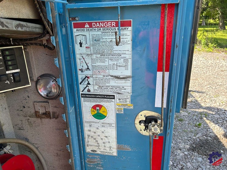 2010-freightliner-m2-106-image-76
