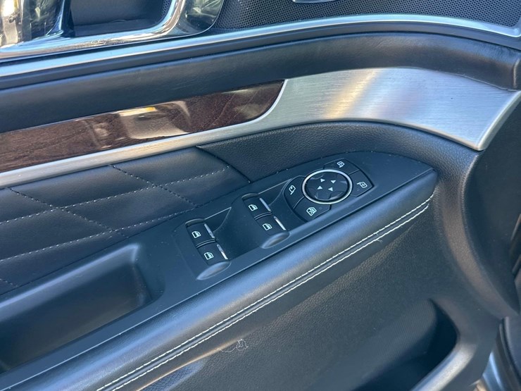 2016-ford-explorer-platinum-image-13
