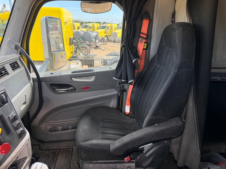 2018-peterbilt-567-image-13