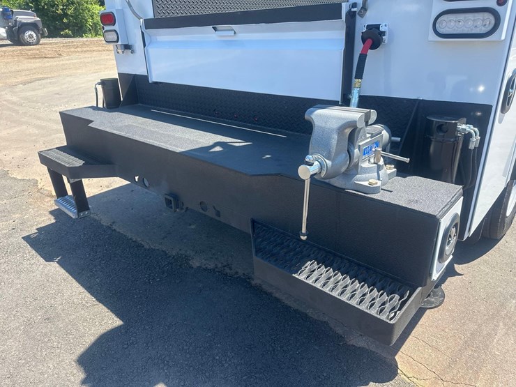 2026-ford-f550-xl-image-29