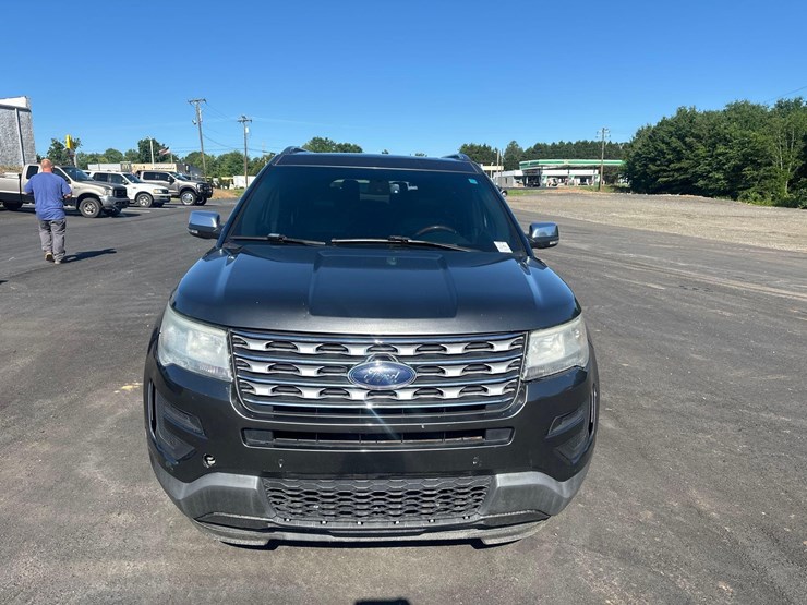 2016-ford-explorer-platinum-image-10