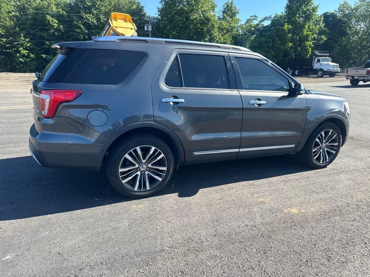 2016-ford-explorer-platinum-image-3