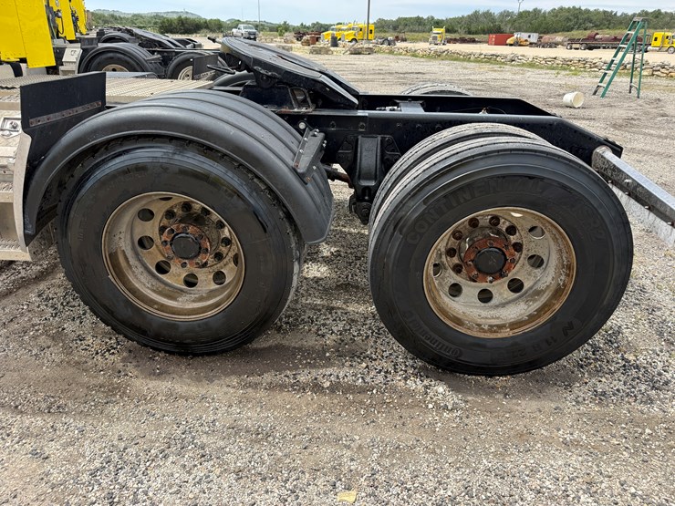 2014-peterbilt-389-image-17