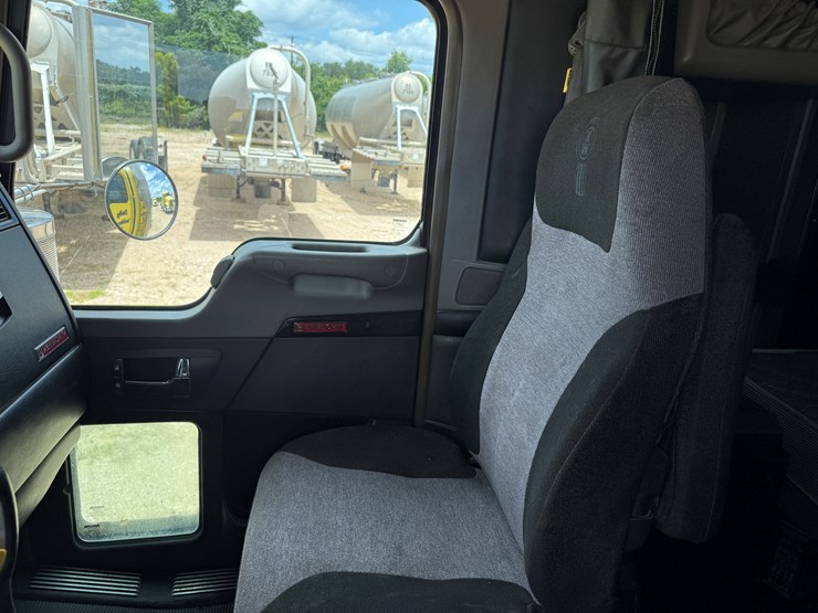 2015-kenworth-t800-image-13