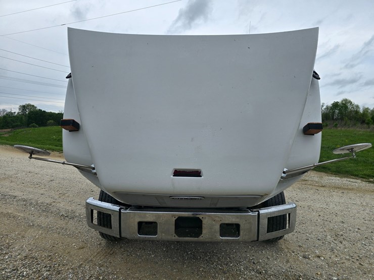 2001-freightliner-fl60-image-26