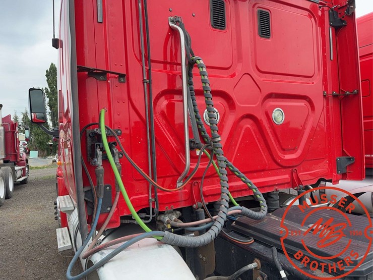 2013-freightliner-cascadia-125-image-15