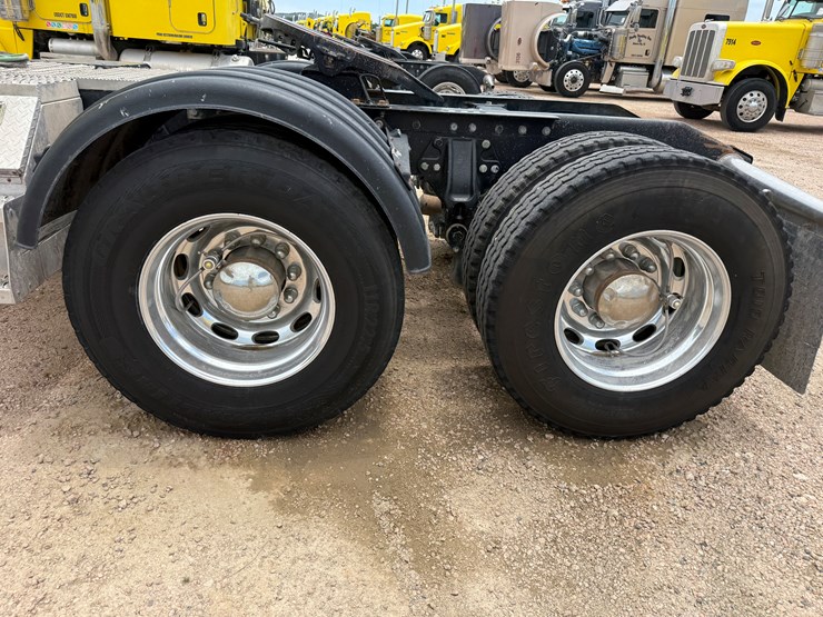 2014-peterbilt-389-image-17