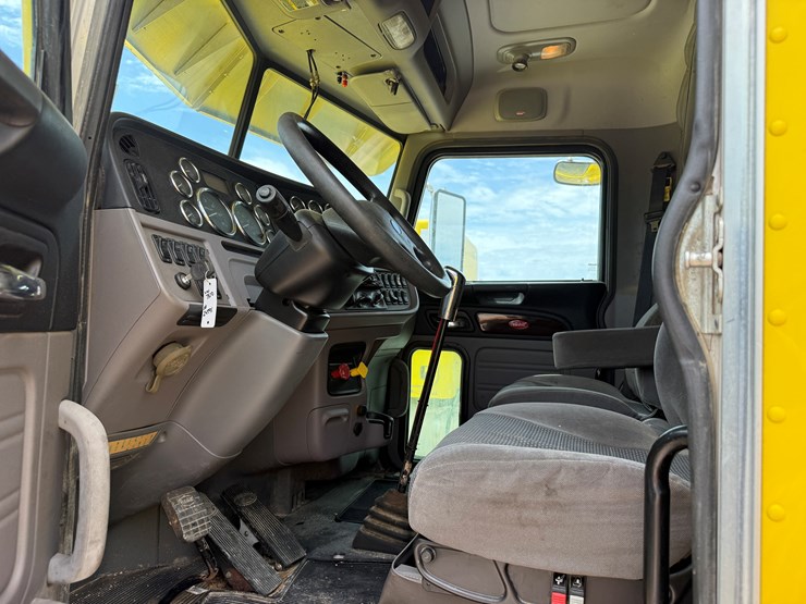 2014-peterbilt-389-image-11