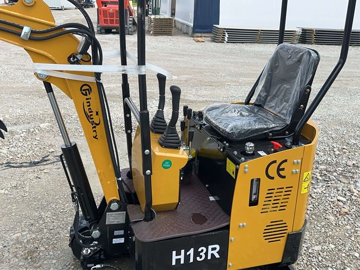cfg-industrial-h13r-mini-excavator-image-5