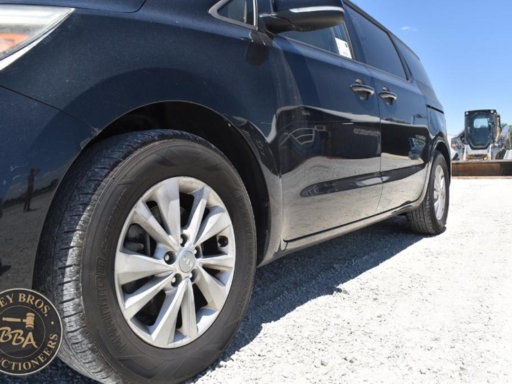 2015-kia-sedona-lx-image-9