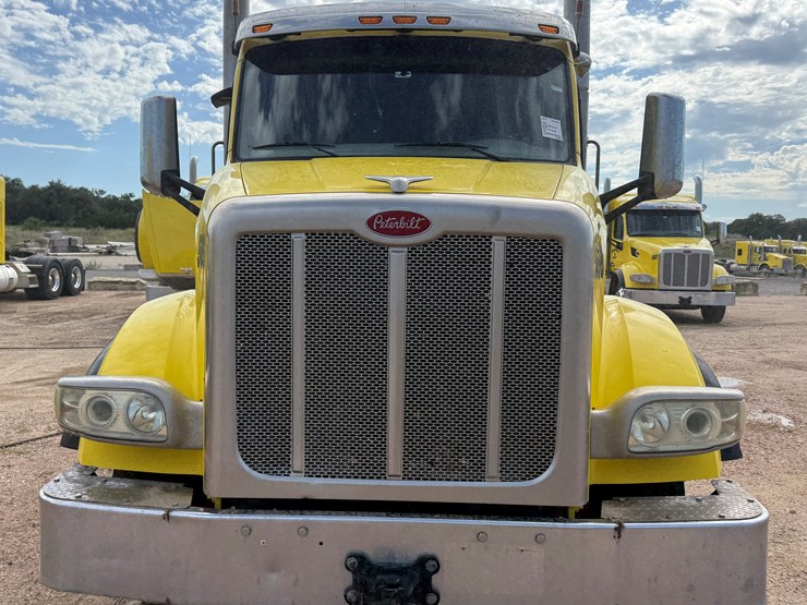 2018-peterbilt-567-image-2