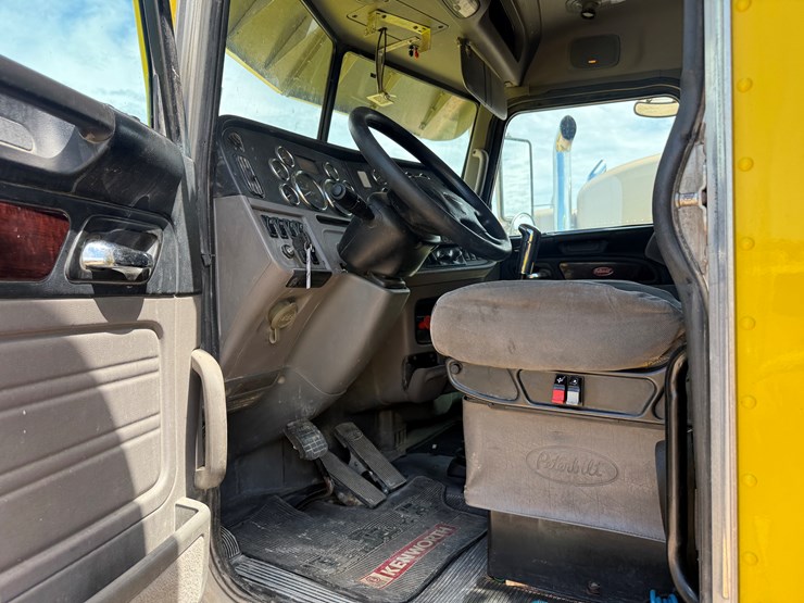 2014-peterbilt-389-image-11