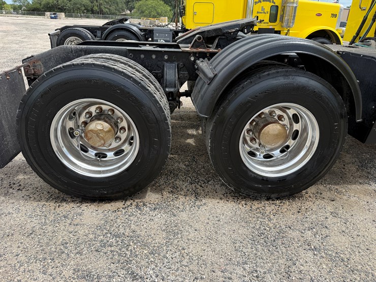 2015-peterbilt-389-image-16