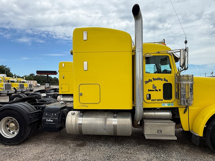 2015-peterbilt-389-image-4