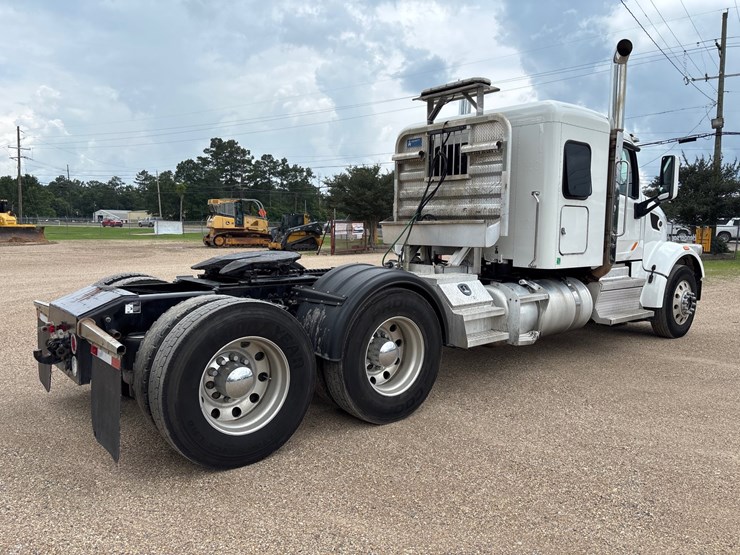 2020-peterbilt-567-image-3