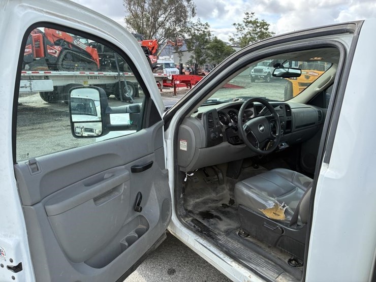 2011-chevrolet-2500hd-image-13
