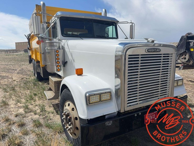 2000-freightliner-fld120-image-3