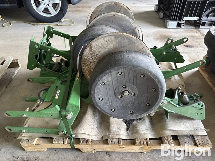 john-deere-planter-units-w/roller-wheels-image-4