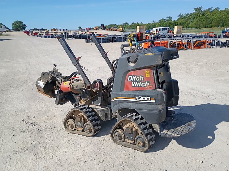 2017-ditch-witch-r300-image-4