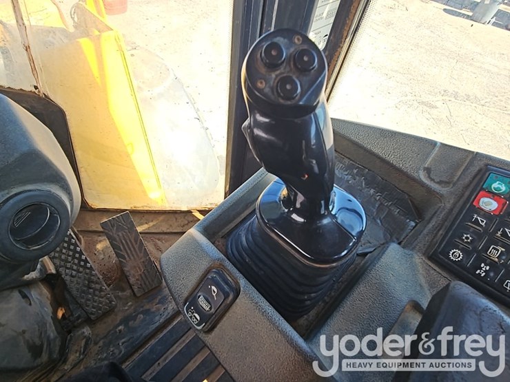 2014-deere-524k-image-30