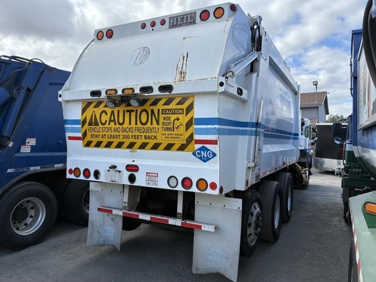 2014-peterbilt-320-image-3