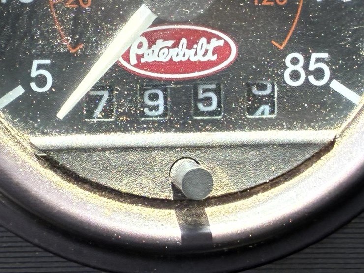 2010-peterbilt-335-image-14