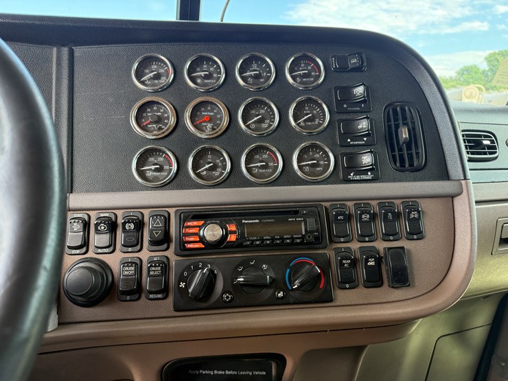 2012-peterbilt-389-image-12