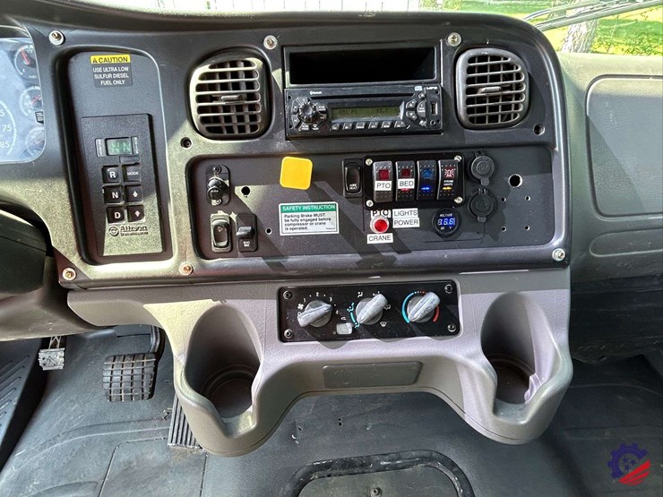 2010-freightliner-m2-106-image-123