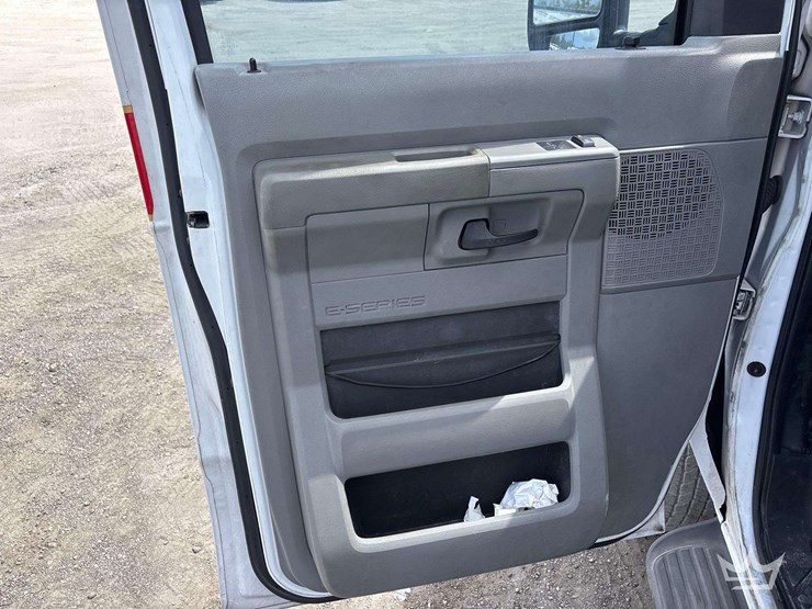 2013-ford-e-250-cargo-van-image-6