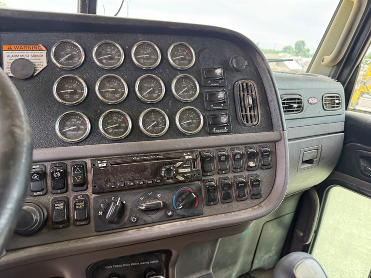 2015-peterbilt-389-image-12