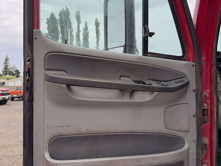 2007-freightliner-columbia-120-image-43