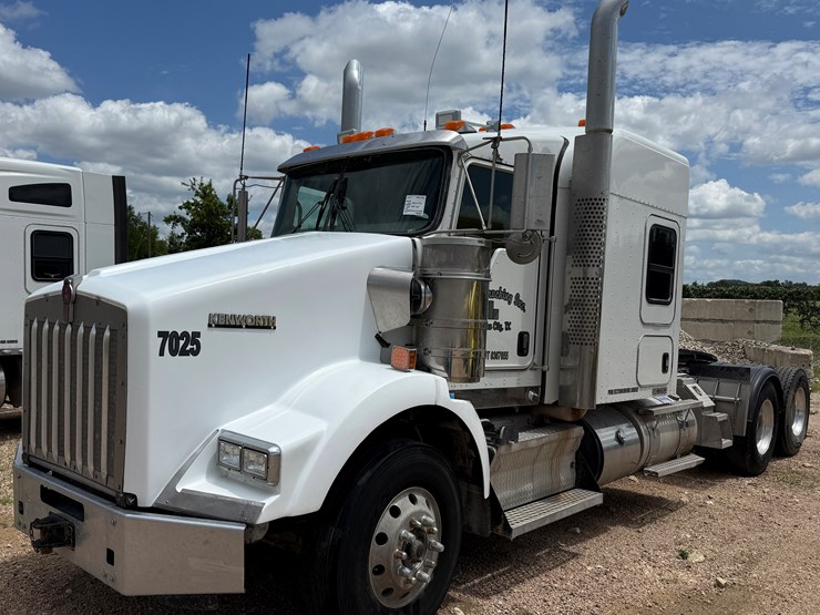 2016-kenworth-t800-image-1