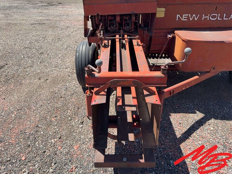 new-holland-320-image-15