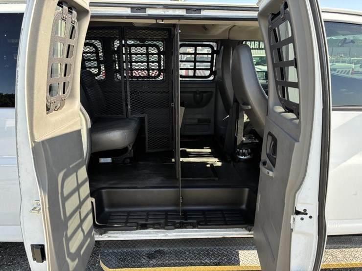 2013-chevrolet-express-3500-image-10