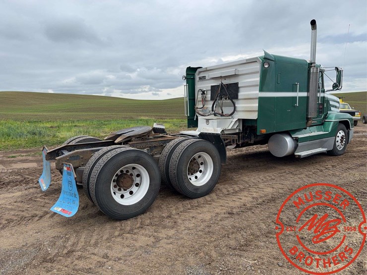 1997-freightliner-fld120-image-3