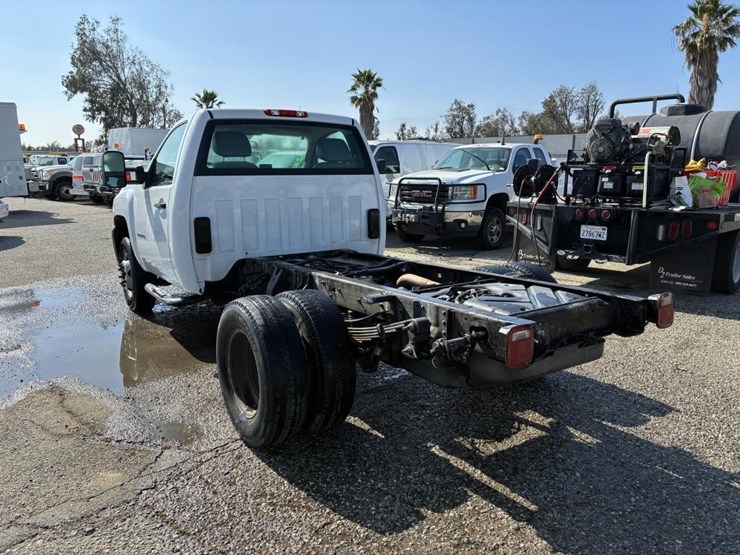 2011-chevrolet-3500-image-4