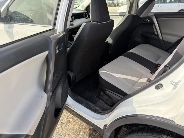 2016-toyota-rav4-image-12