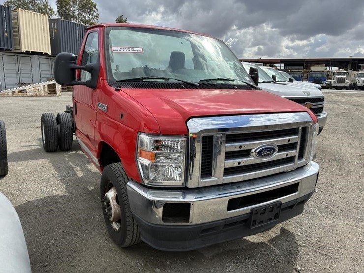 2022-ford-e350-image-2