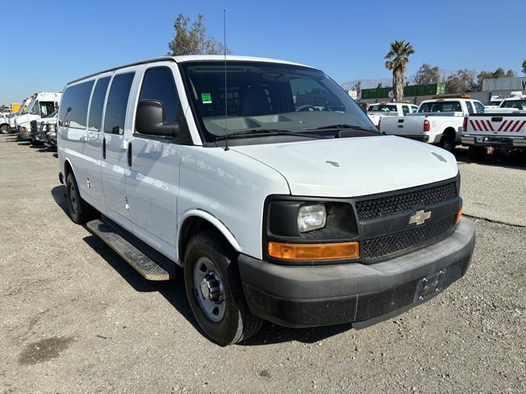 2013-chevrolet-express-3500-image-2