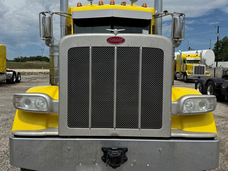 2015-peterbilt-389-image-2