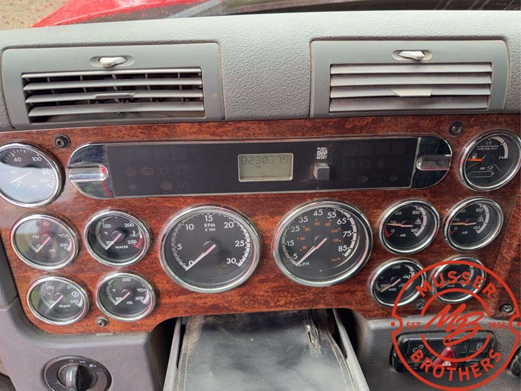 2013-freightliner-cascadia-125-image-23