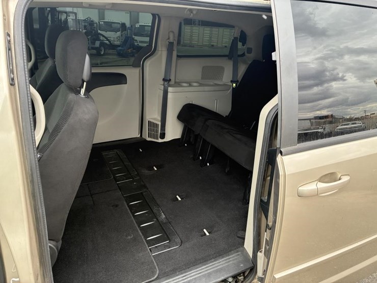 2016-dodge-grand-caravan-image-12