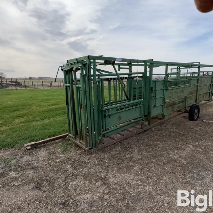 Real-Tuff Portable Working Chute w/ Crowding Tub