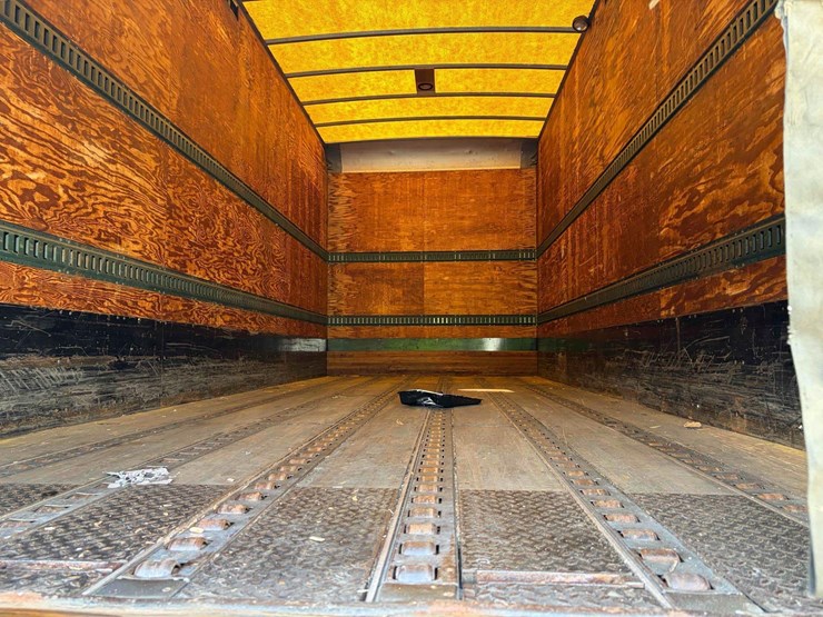 2001-freightliner-fl70-image-5