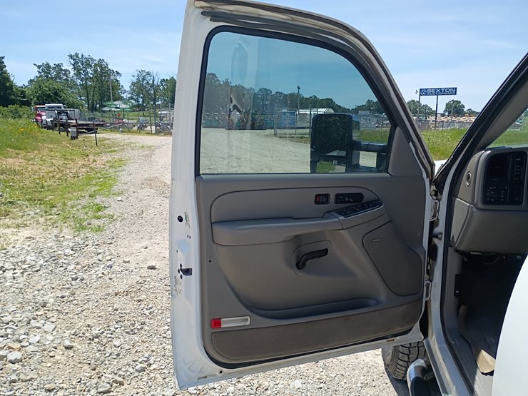 2005-gmc-sierra-2500-image-30